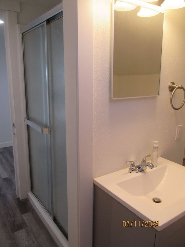 Building Photo - Cute 2 Bed 1 Bath Duplex in Puyallup