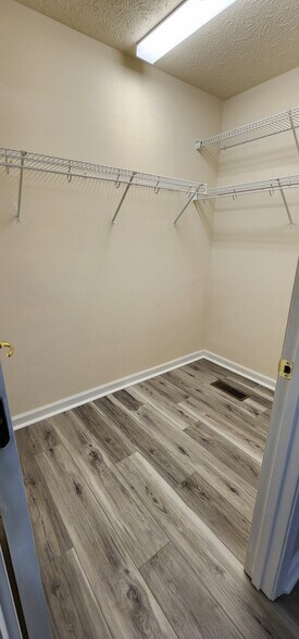 Back bedroom Closet - 1521 Mayberry Ln