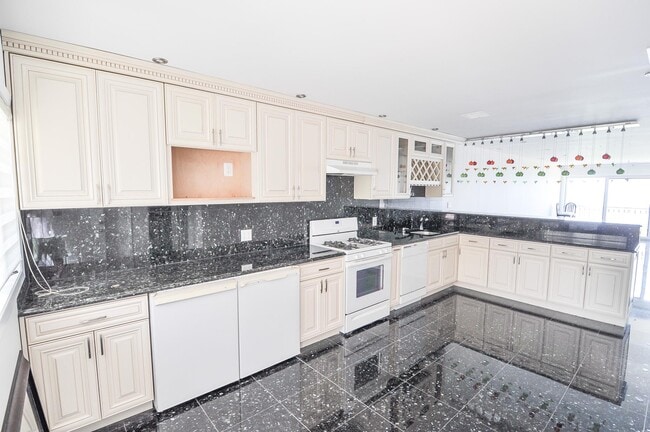 Building Photo - 806 Bluffs Dr N
