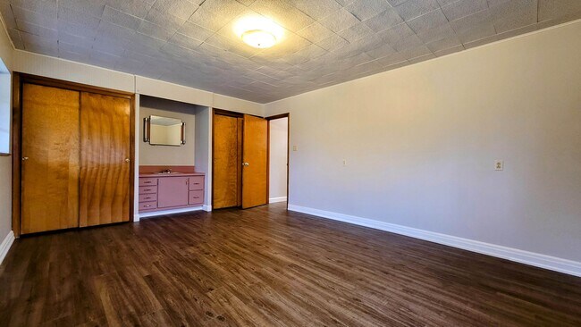 Building Photo - 495 Compton Rd