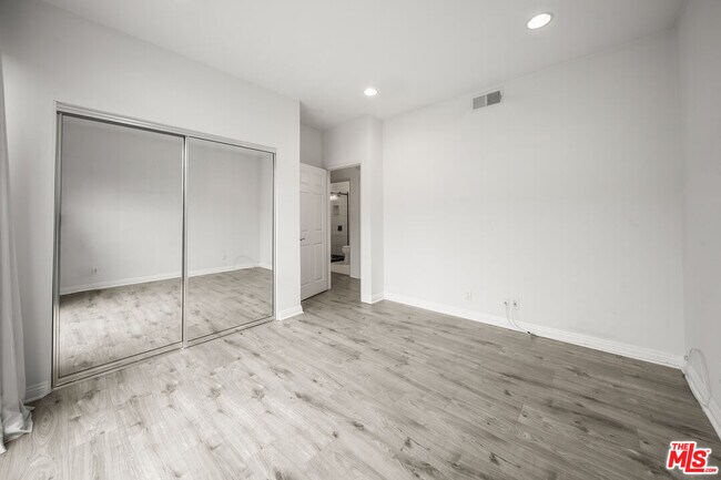 Building Photo - 812 N Hudson Ave