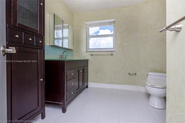 Building Photo - 4925 Collins Ave