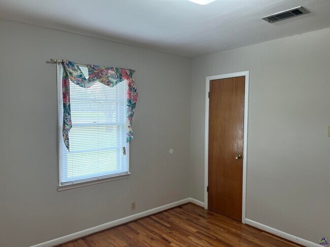 Building Photo - 482 Lake Joy Rd