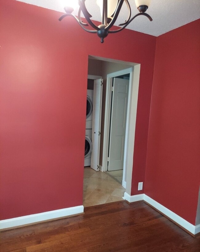 Building Photo - Stunning And Spacious 2-Level, 1 Bedroom, ...