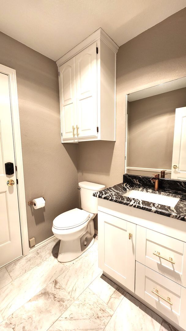 Building Photo - Remodeled with Luxurious Finishes!