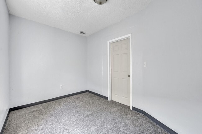Building Photo - Spacious 5 Bedroom - Vouchers Accepted