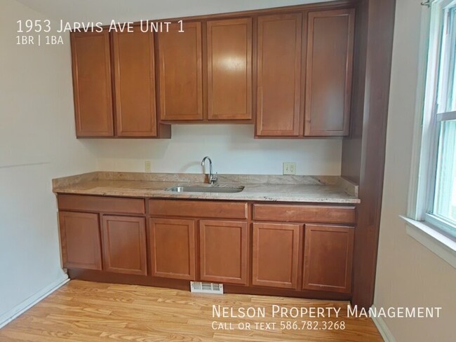 Building Photo - "1-Bedroom Haven in Warren: Cozy 700 sq ft...