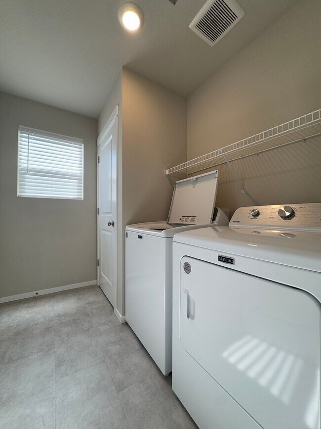 Building Photo - Spacious 4-Bedroom Home in a Great Neighbo...
