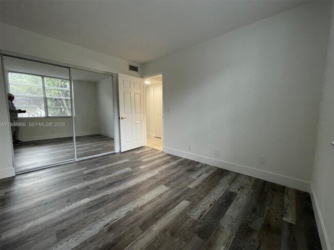Building Photo - 9441 Live Oak Pl