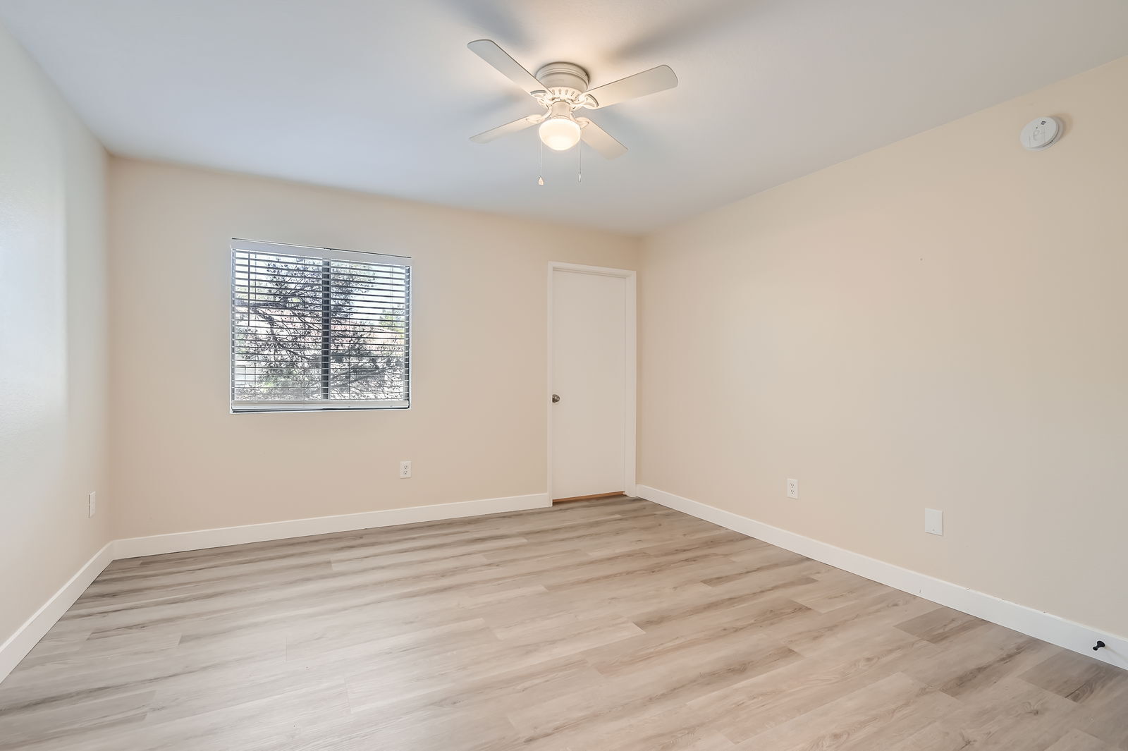 Building Photo - 950 Seven Hills Dr