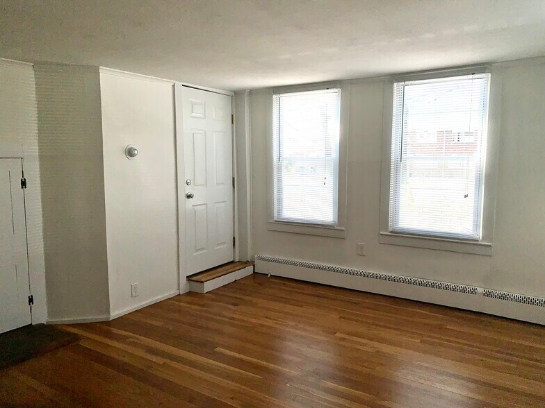 Building Photo - 1490 Farmington Ave