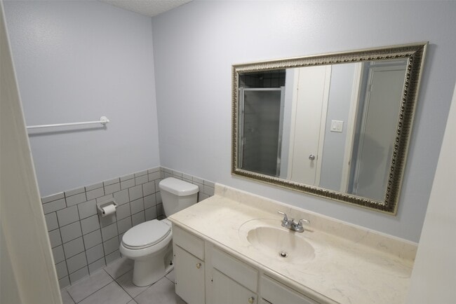 Building Photo - 19403 Long Lake Dr