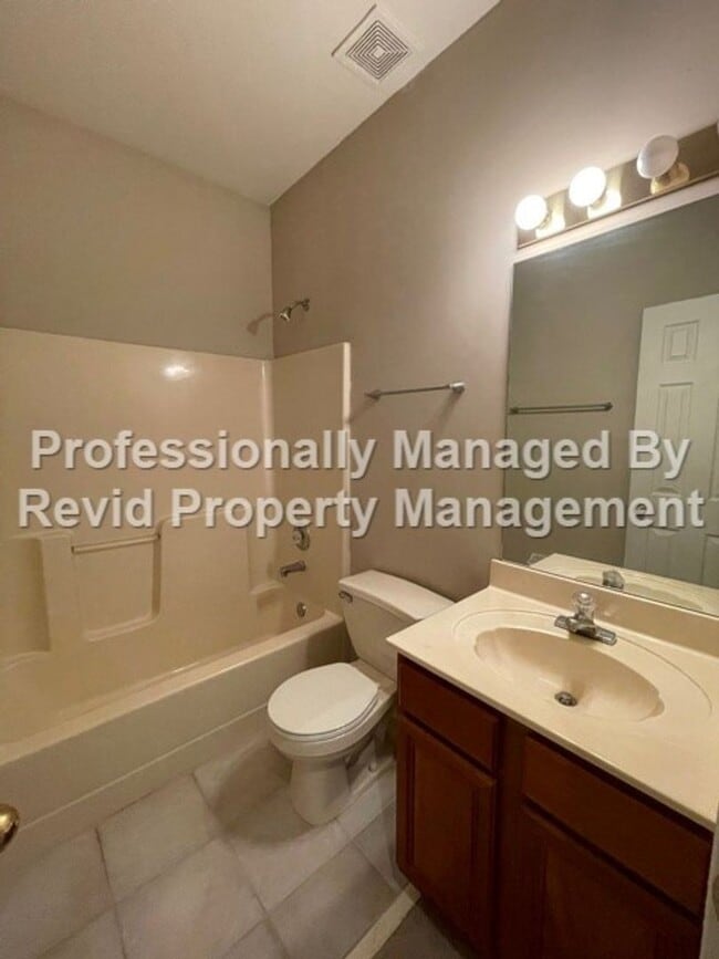 Building Photo - 2 bedroom Home in Harbor Town!!