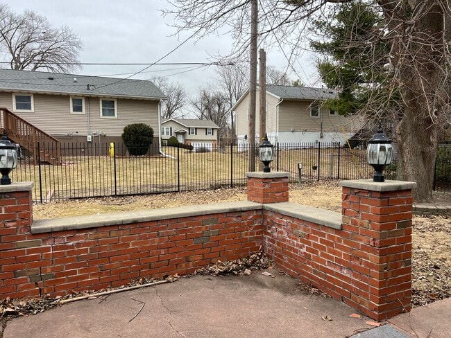 Building Photo - 4 Bedroom, 2 Bathroom Brick Ranch Home For Lease in Peoria, IL