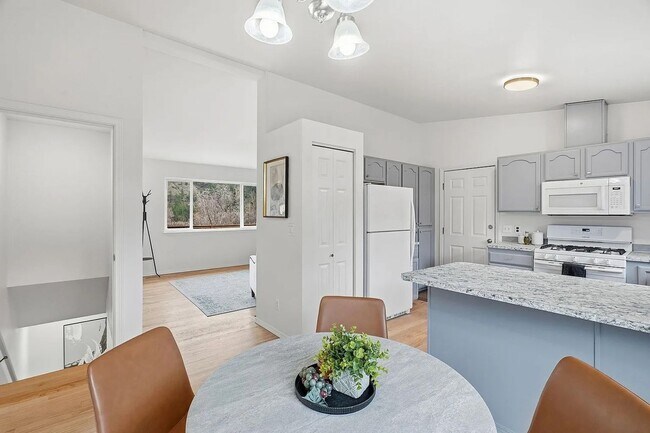 Building Photo - Spacious 4-Bed / 3-Bath South Hill Home — Views, Central A/C, Attached Garage