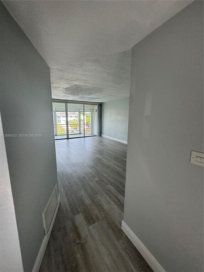 Building Photo - 1398 NE 191st St
