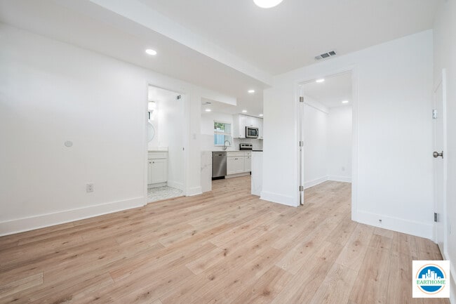 Building Photo - 3226 6th Ave S