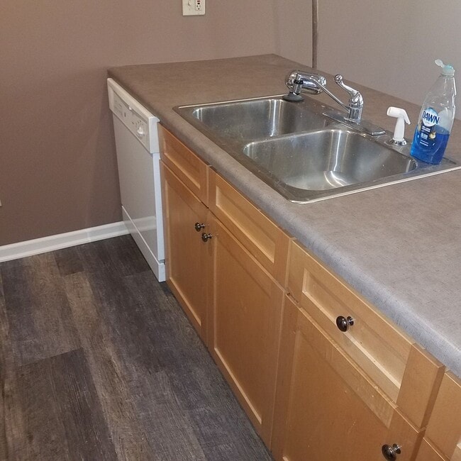 Building Photo - 1BR/1BA, Upscale Loft with accessible Rooftop Deck & Community Pool!