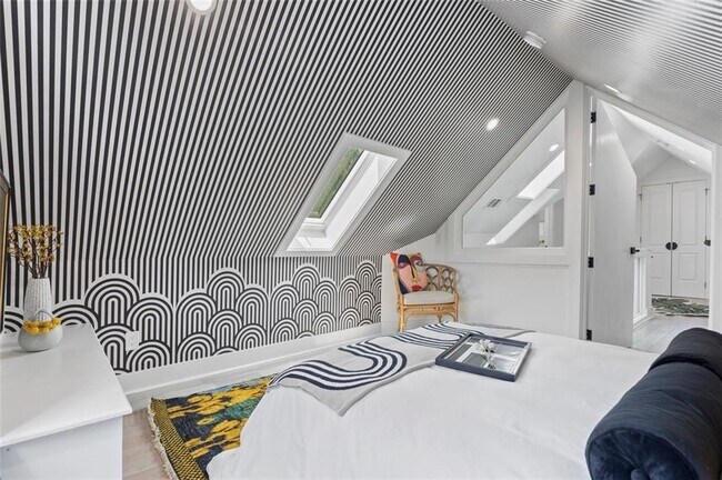 Building Photo - 724 Charles Allen Dr NE