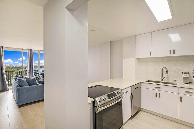 Building Photo - 2121 N Ocean Blvd