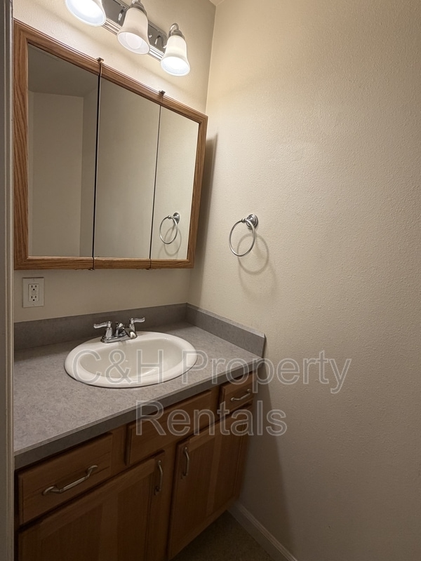 Building Photo - 406 1st St SE