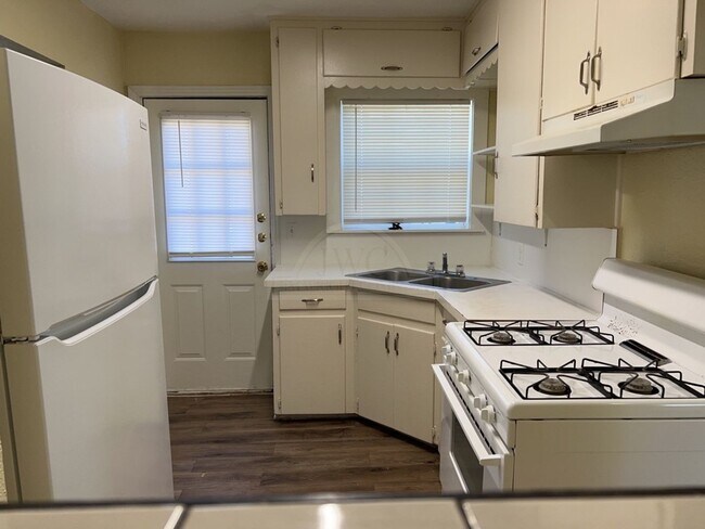 Building Photo - 515 W Kern Rd