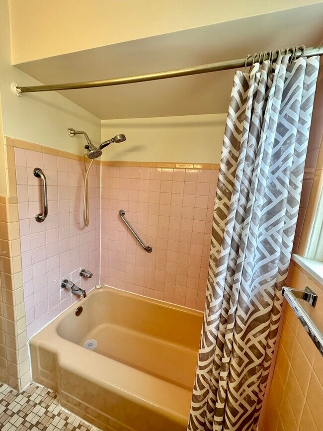 Building Photo - 5640 N Talman Ave