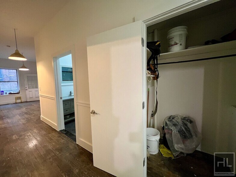 Building Photo - 3BR 1BA Massive Backyard w/ Performance Stage