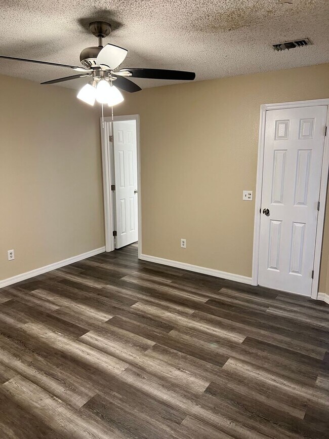 Building Photo - Charming Cottage Feel in Middleburg