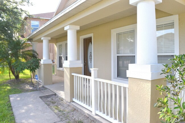 Building Photo - Quaint 3/2 Home with a Beautiful Covered F...