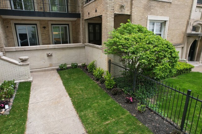 Building Photo - 4338 N Clarendon Ave