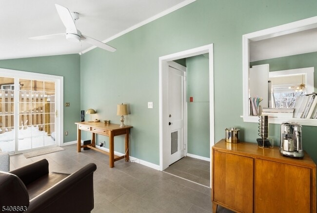 Building Photo - 11 Longview Trail E