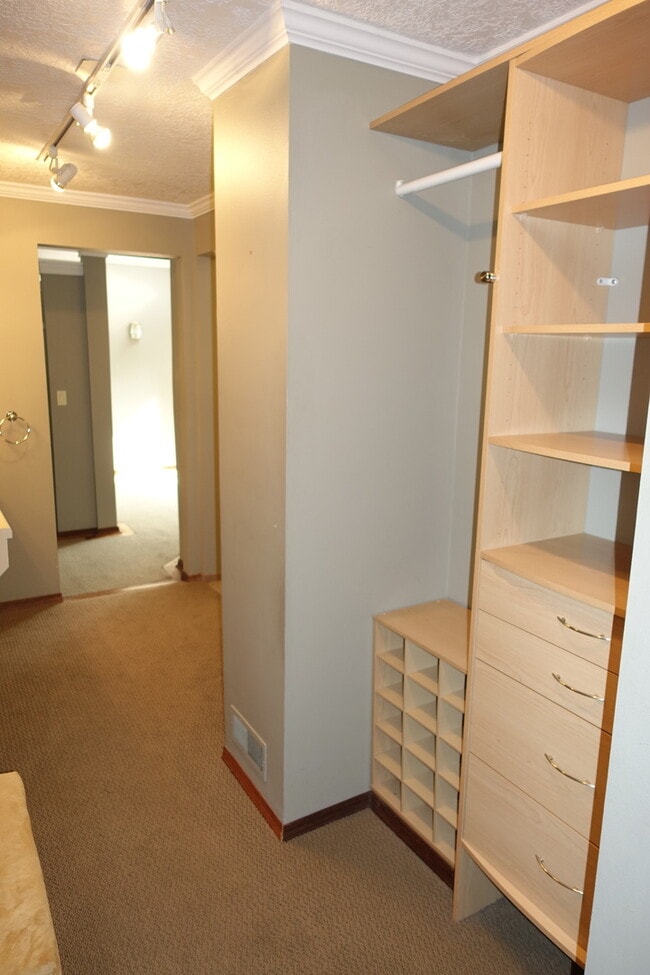 Building Photo - Private Patio Oasis