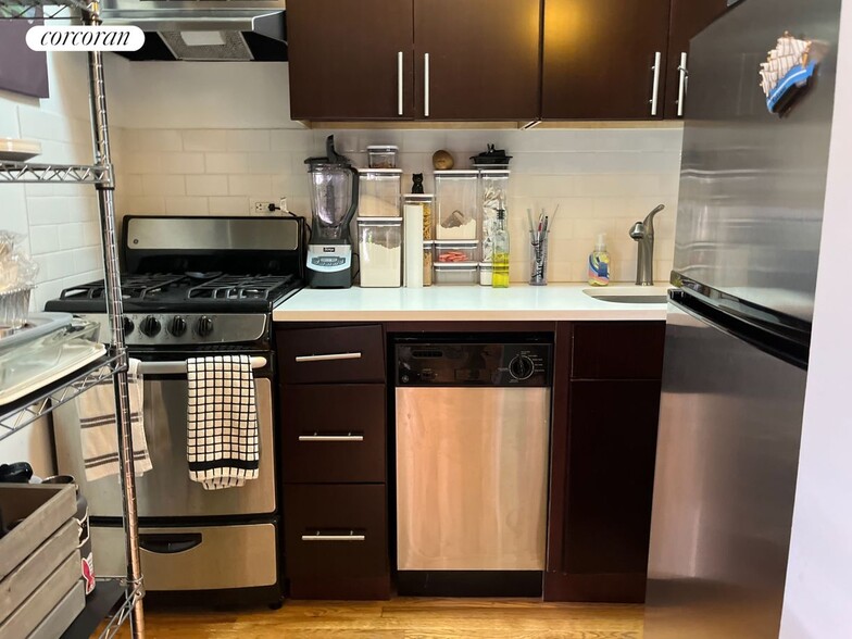 Building Photo - 200 E 28th St