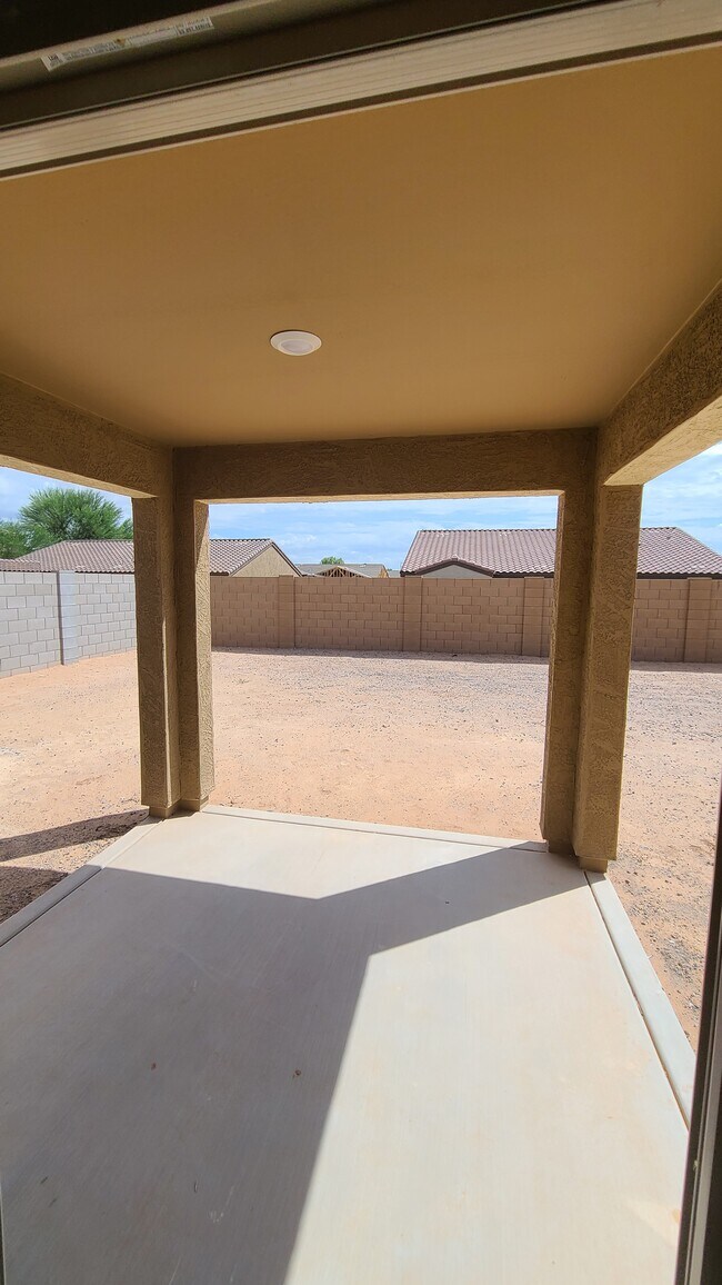 Building Photo - 1541 E Elegante Dr