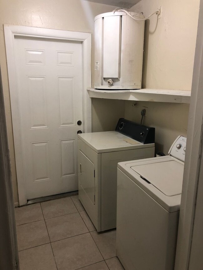 Building Photo - Large 3-1.5