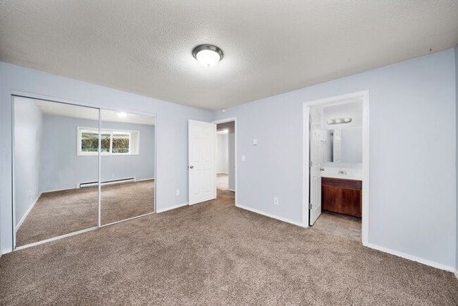 Building Photo - Recently upgraded 3 Bedroom! Washer/Dryer in unit!, Great Location! $500.00 Deposit OAC*!!