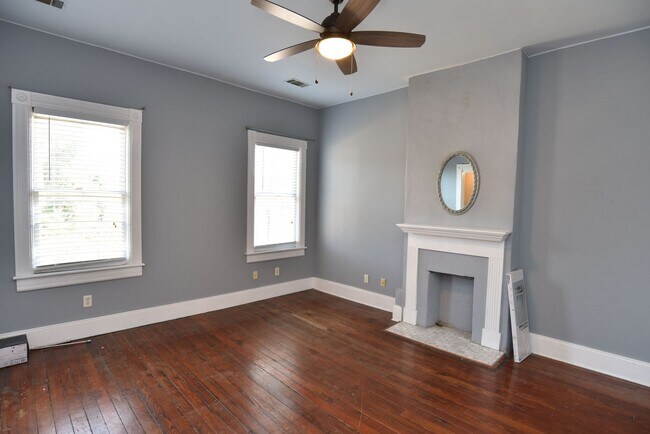 Building Photo - Historic Townhome !!