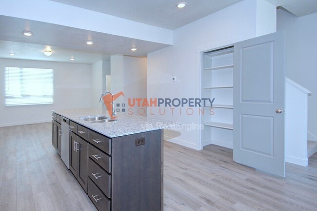 Building Photo - 974 W 500 S