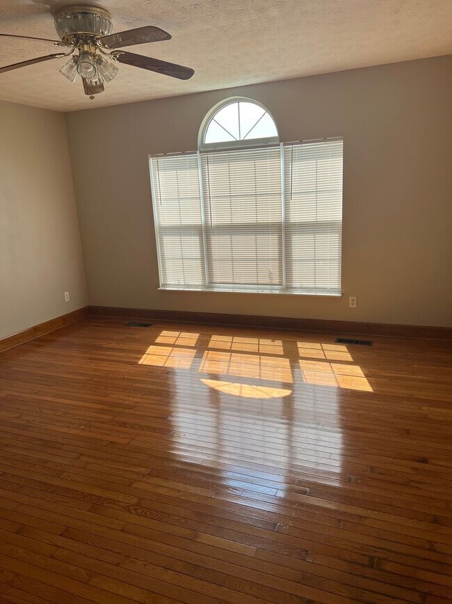 Building Photo - Maryville 37801 - 4 bedroom, 2.5 bath home with 2300+ SF on 1.26 acres. - Call Troy Adams (865) 2...