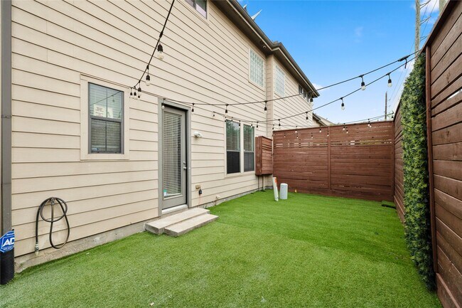 Building Photo - 3019 Royal Oaks Grove