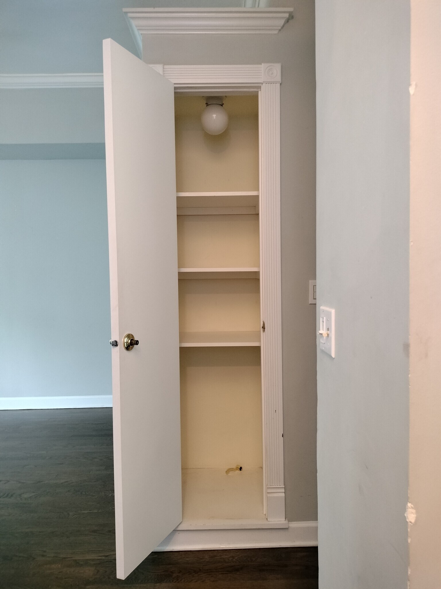 Linen Closet - 3046 N Leavitt St