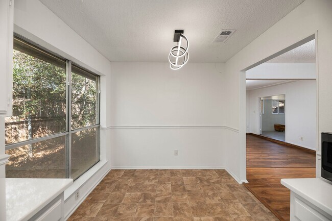 Building Photo - AVAILABLE NOW! BEAUTIFUL 3 BEDROOM HOME LO...