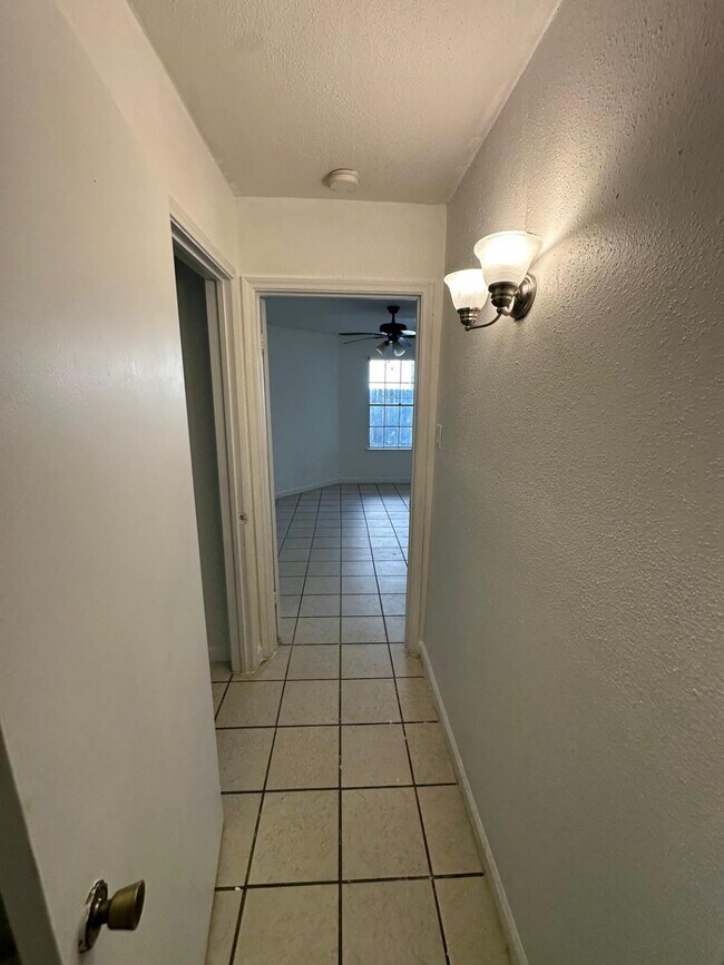 Building Photo - 9797 Leawood Blvd