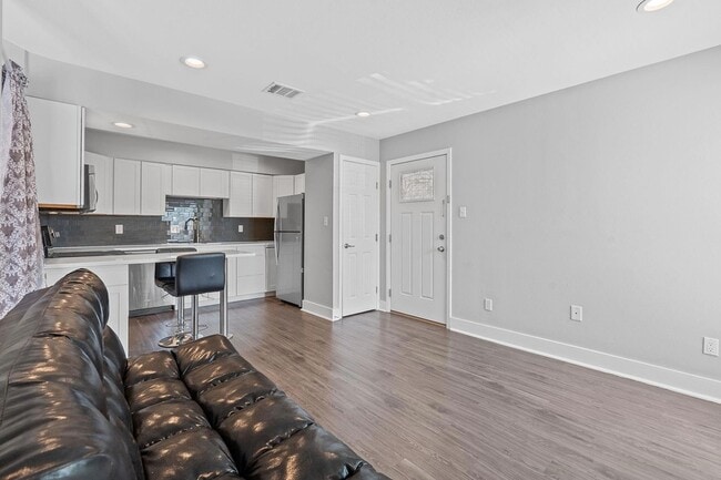 Building Photo - 935 La Posada Dr