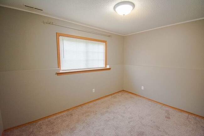 Building Photo - Pet friendly Country Club Manor home with fenced yard!