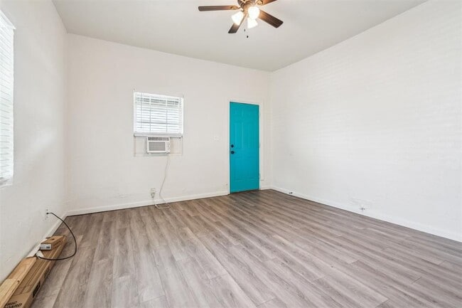 Building Photo - 2123 W Park Pl