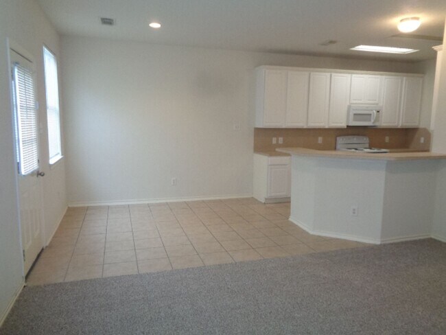 Building Photo - Beautiful 3BR Townhome in Villas of Oakwood Glen – Klein ISD