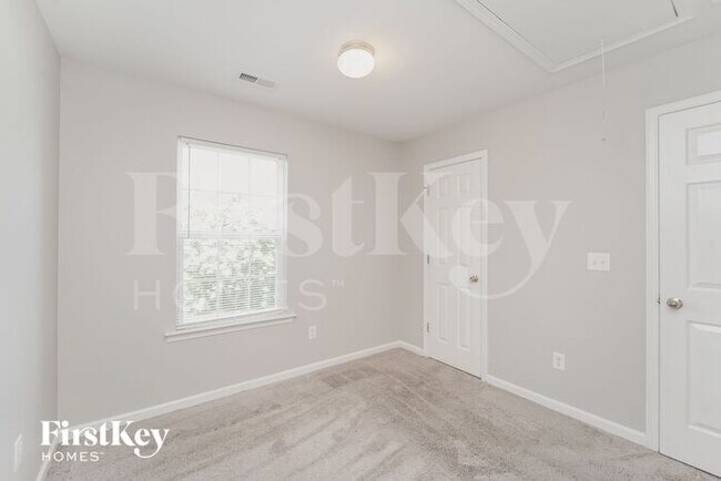 Building Photo - 916 Lakehill Rd