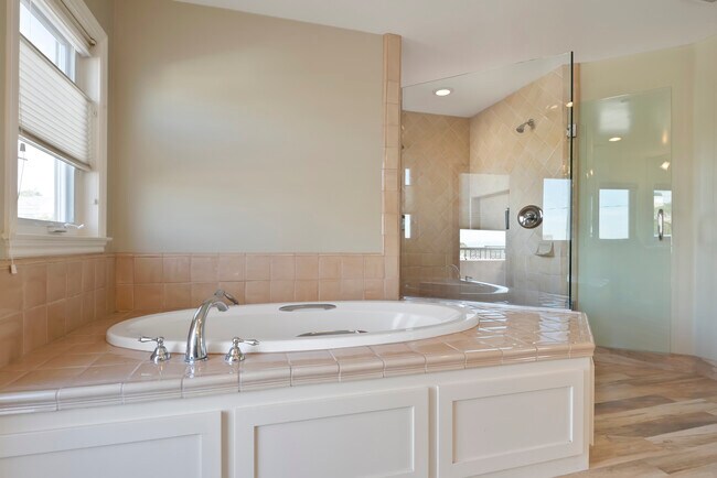 Large Tubi with Large Walk-In Shower - 620 13th St